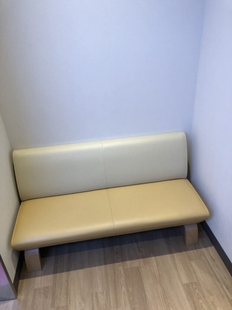 授乳室横の椅子の写真