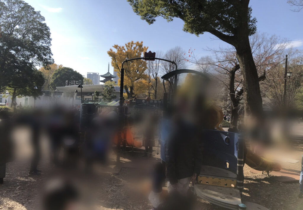 上野公園内の遊具の写真