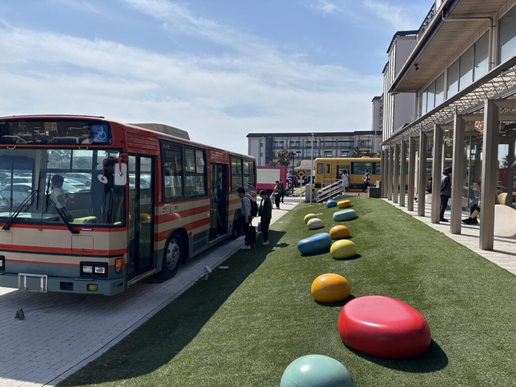 龍宮亭駅の写真。遊べるバスや電車のイメージがつきやすいように