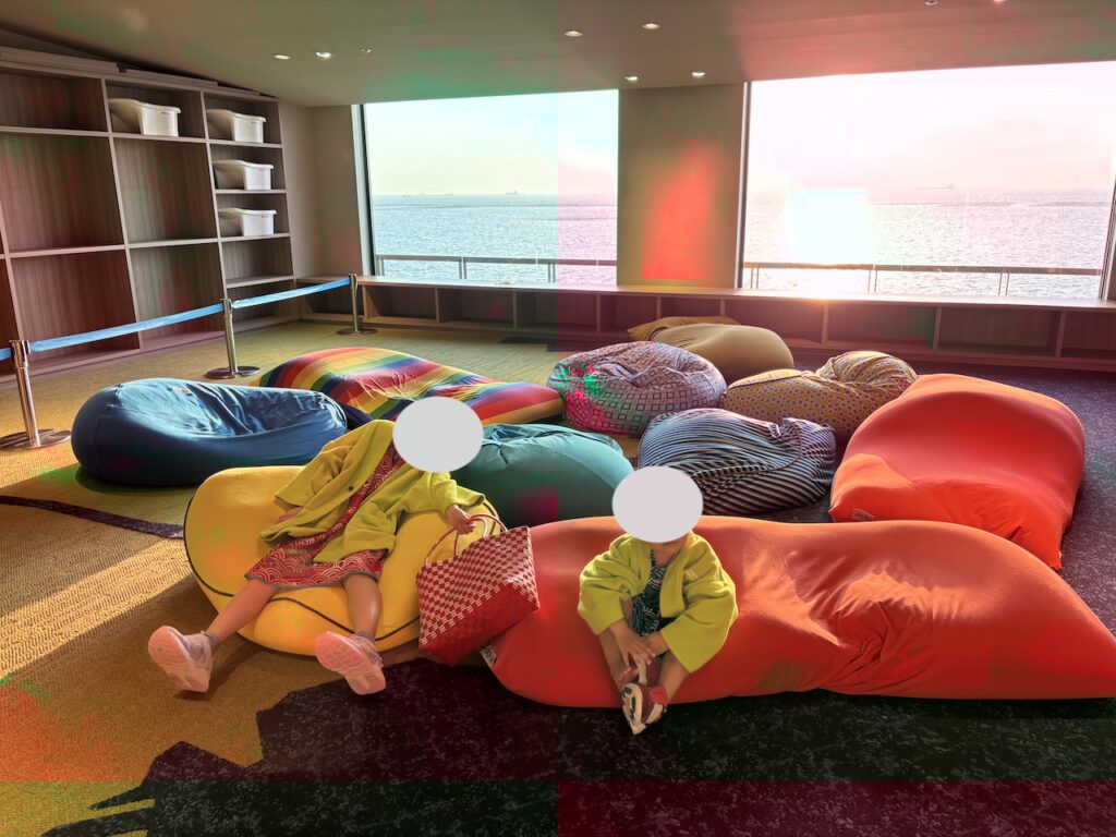 子供達がくつろぐ様子。