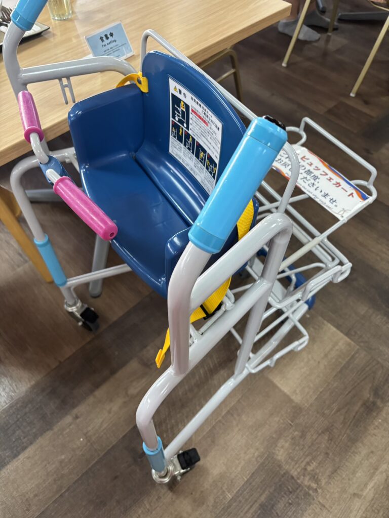 子ども乗せビュッフェカートの写真。